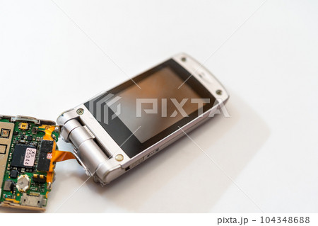 壊れたガラケー 104348688