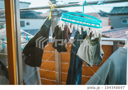 ベランダに干した洗濯物 104348697