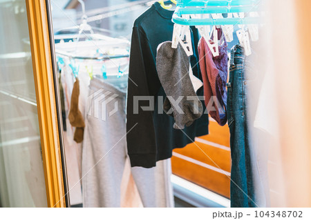 ベランダに干した洗濯物 104348702