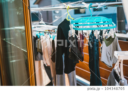 ベランダに干した洗濯物 104348705