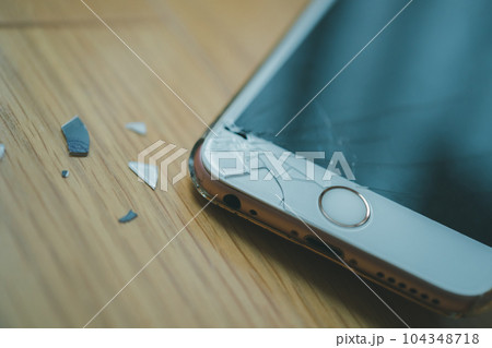スマホを落として画面が割れた 104348718
