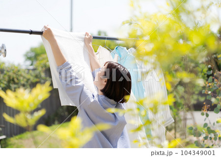 洗濯をする女性のポートレート 洗濯をする女性のポートレート 104349001