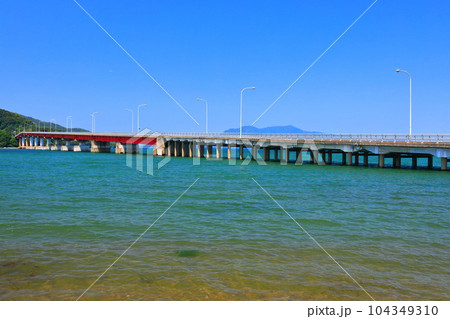 【福井県】快晴の青戸の大橋 104349310