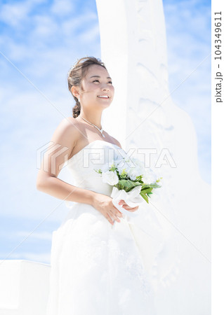 ウェディンングドレスで微笑む花嫁　前撮り 104349611