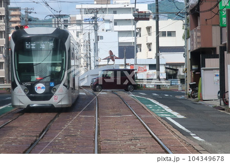 電車と自動車 電車と自動車 104349678