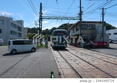 車庫に入る電車 104349714