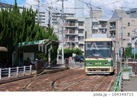 江波停留場に停車中の電車 104349715