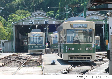 車庫に停車中の電車 104349735