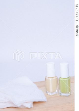 ネイルケアをする 104350619