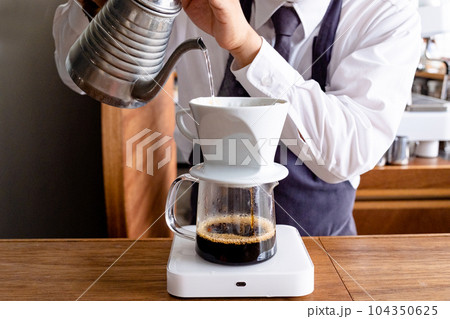 コーヒーを淹れるバリスタ 104350625