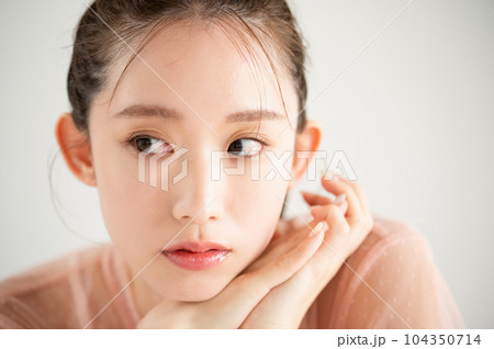若い女性　ナチュラルビューティ 104350714