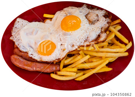 Grilled sausages garnished with scrambled eggs fried with potatoes 104350862