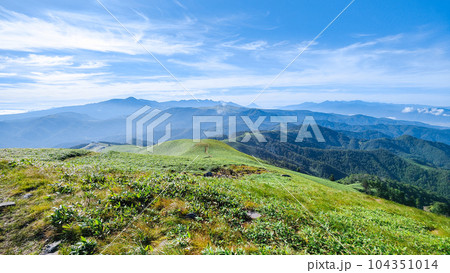夏の三峰山トレッキング(山頂から八ヶ岳・富士山・南アルプス方面の眺め) 夏の三峰山トレッキング(山頂から八ヶ岳・富士山・南アルプス方面の眺め) 104351014