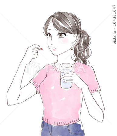 薬を飲む女性 104351047