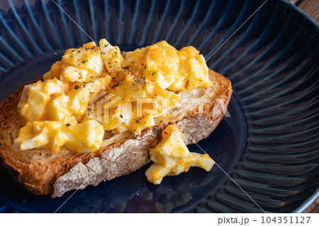 たまごサンドイッチ。玉子サラダを上にトッピングしたパン。 104351127