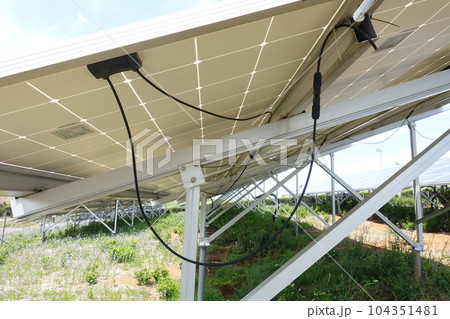 太陽光パネルのケーブルが垂れ下がった発電所 太陽光パネルのケーブルが垂れ下がった発電所 104351481