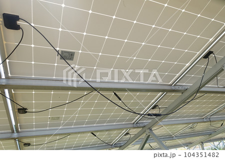 太陽光パネルのケーブルが垂れ下がった発電所 104351482