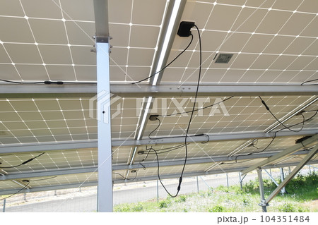 太陽光パネルのケーブルが垂れ下がった発電所 104351484