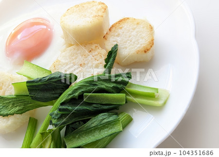 一皿で多彩な味わい 我が家の小松菜ソテー はがき比率 104351686