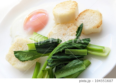 一皿で多彩な味わい 我が家の小松菜ソテー はがき比率 104351687