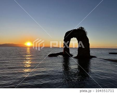 なべつる岩と朝日 なべつる岩と朝日 104351711