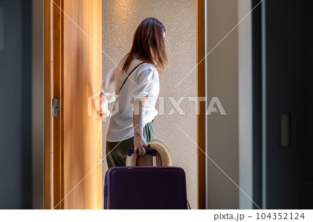 家を出る女性　woman leaving home 104352124