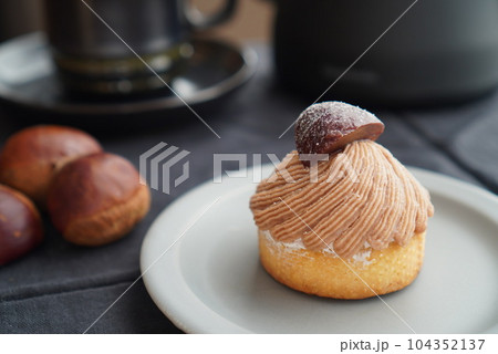 斜めに絞った渋皮煮がのったモンブランタルト 104352137