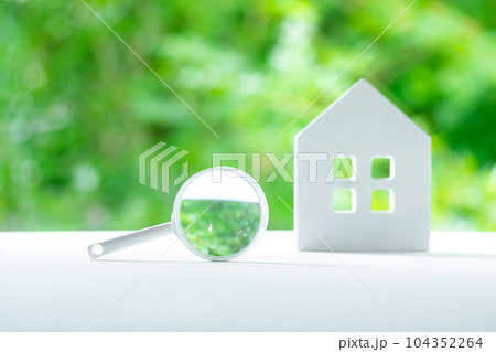 住まいのイメージと虫眼鏡 住まいのイメージと虫眼鏡 104352264