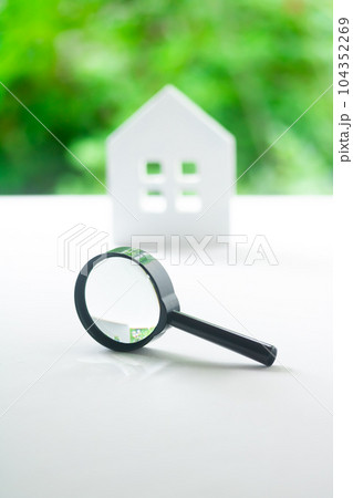 住まいのイメージと虫眼鏡 住まいのイメージと虫眼鏡 104352269