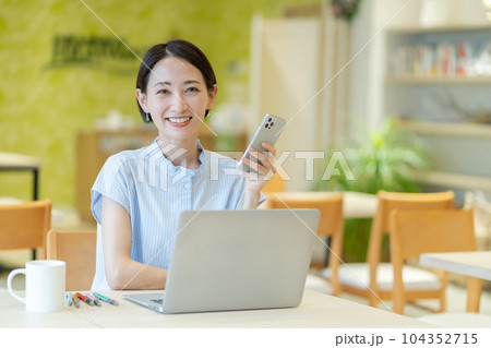 スマホを持った女性 コワーキングスペースで働く女性 働く女性 スマホを持った女性 コワーキングスペースで働く女性 働く女性 104352715