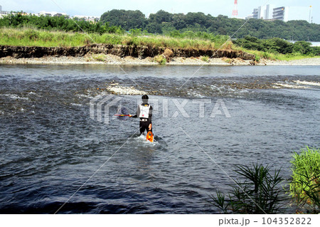 相模原愛川インター付近の相模川のアユ釣り 104352822