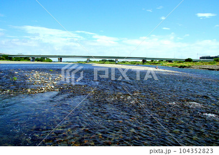 相模原愛川インター付近の相模川のアユ釣り 104352823