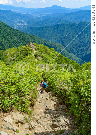 夏の谷川岳天神尾根の急斜面と、登山者の後ろ姿 夏の谷川岳天神尾根の急斜面と、登山者の後ろ姿 104353541