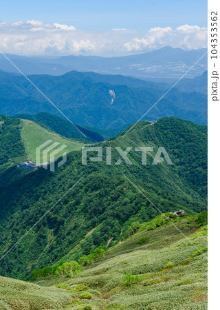 夏の谷川岳天神尾根・急な岩場が続く登山道 104353562