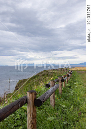 北海道網走市能取岬からの知床半島 104353763