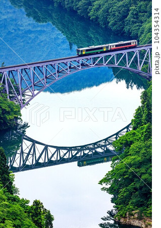只見線 春の第一只見川橋梁を渡る列車(福島県三島町、5月下旬早朝) 只見線 春の第一只見川橋梁を渡る列車(福島県三島町、5月下旬早朝) 104354314