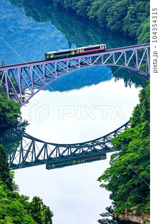 只見線 春の第一只見川橋梁を渡る列車(福島県三島町、5月下旬早朝) 只見線 春の第一只見川橋梁を渡る列車(福島県三島町、5月下旬早朝) 104354315