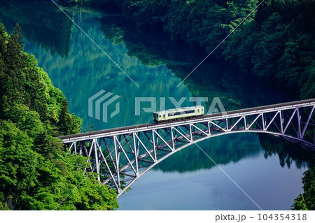 只見線 春の第一只見川橋梁を渡る列車キハ110系(福島県三島町、5月下旬早朝) 只見線 春の第一只見川橋梁を渡る列車キハ110系(福島県三島町、5月下旬早朝) 104354318
