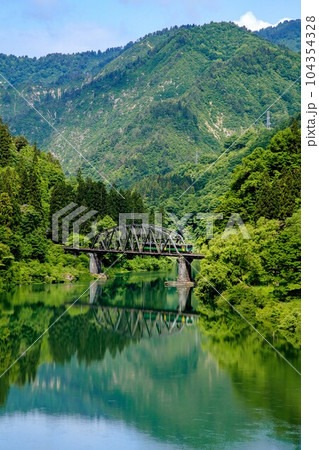 只見線 春の第四只見川橋梁を渡る列車キハE120形(福島県金山町、5月下旬午前) 只見線 春の第四只見川橋梁を渡る列車キハE120形(福島県金山町、5月下旬午前) 104354328