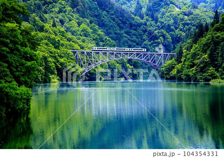 春の第一只見川橋梁を渡る臨時列車「只見線満喫号」(福島県三島町、5月下旬午前) 104354331