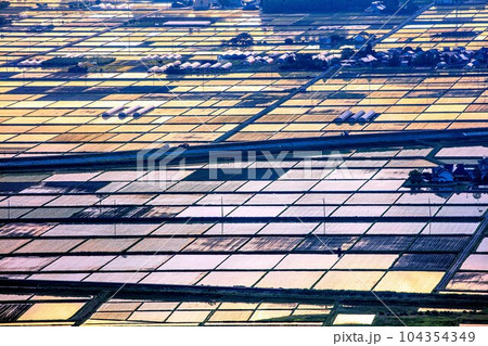 蓋沼森林公園から俯瞰する春早朝の会津盆地田園風景(福島県会津美里町、5月下旬) 104354349