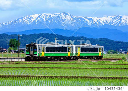 只見線若宮駅のホームに入る列車キハE120形(福島県会津坂下町、5月下旬午前) 104354364
