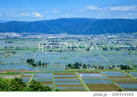 蓋沼森林公園から望む会津盆地を走る只見線の列車キハE120形(福島県会津美里町、5月下旬午後) 蓋沼森林公園から望む会津盆地を走る只見線の列車キハE120形(福島県会津美里町、5月下旬午後) 104354369