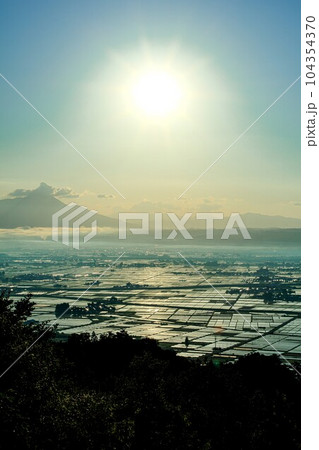 蓋沼森林公園から俯瞰する逆光に輝く会津盆地(福島県会津美里町、6月上旬早朝) 104354370