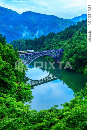 只見線　初夏の第一只見川橋梁を渡る列車(福島県三島町、6月中旬早朝) 104354383