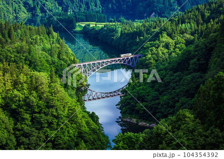 只見線　初夏の第一只見川橋梁を渡る車両キハ110系(福島県三島町、6月下旬早朝) 104354392