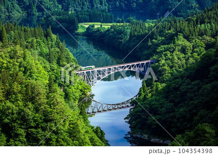 只見線　初夏の第一只見川橋梁を渡る車両キハE120形(福島県三島町、6月下旬早朝) 104354398