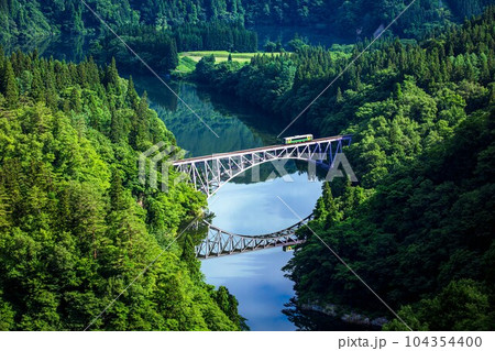 只見線　初夏の第一只見川橋梁を渡る車両キハE120形(福島県三島町、6月下旬早朝) 104354400