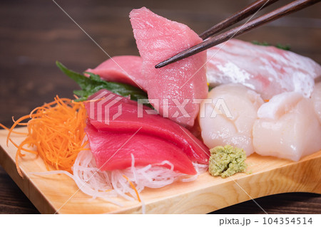 中トロの刺身のクローズアップ。新鮮な海鮮和食。 中トロの刺身のクローズアップ。新鮮な海鮮和食。 104354514