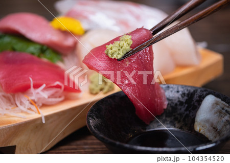 マグロの刺身のクローズアップ。新鮮な海鮮和食。 マグロの刺身のクローズアップ。新鮮な海鮮和食。 104354520